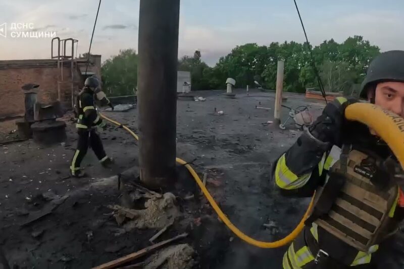 Суми: рятувальники ліквідували пожежу на промисловому підприємстві, спричинену ворожою атакою