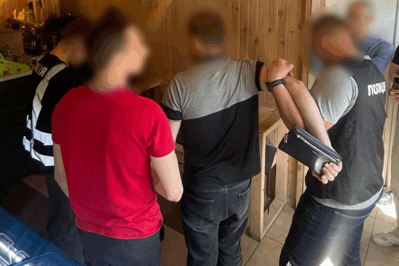 Шахрай виманював гроші у матері загиблого воїна, переконуючи, що син живий