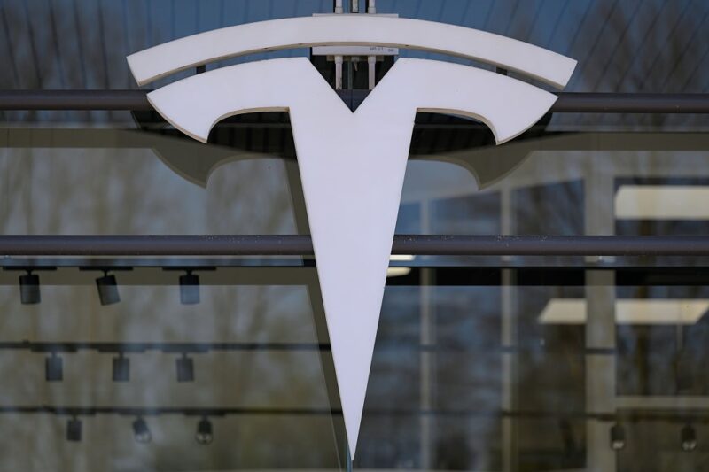 Tesla втрачає ринок Китаю через конкурента