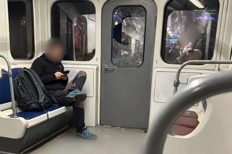 У Києві п’яний хлопець розбив скло у вагоні метро