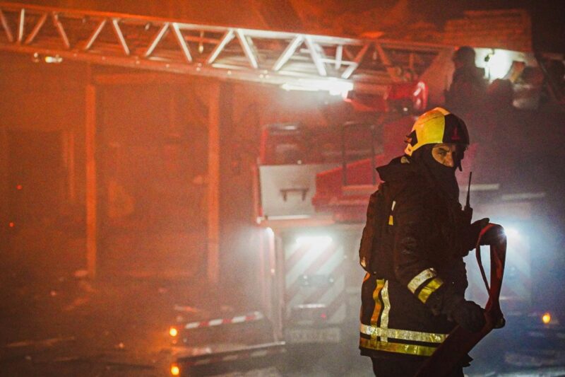 У Києві уламки дронів вцілили у житловий будинок