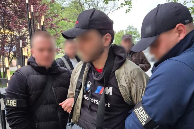 У Києві власник барбершопу допомагав клієнтам тікати від мобілізації