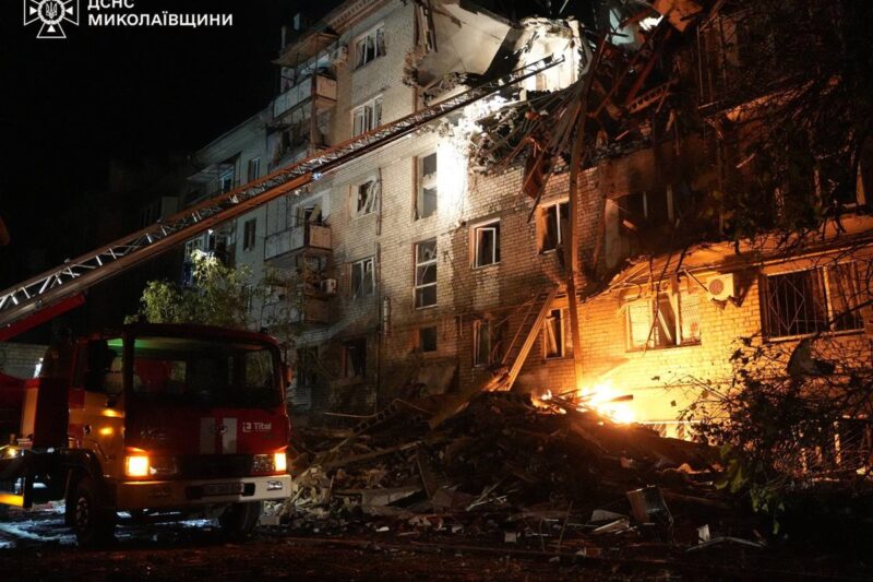 У Миколаєві дрон поцілив у багатоповерхівку, є загиблий