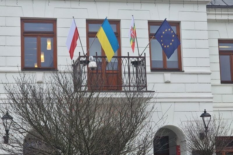 У Польщі зірвали прапор України на мітингу проросійського політика