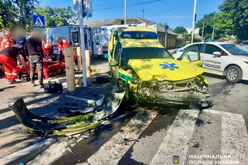 В Ізмаїлі швидка зіткнулася з легковиком, є жертва та постраждалі