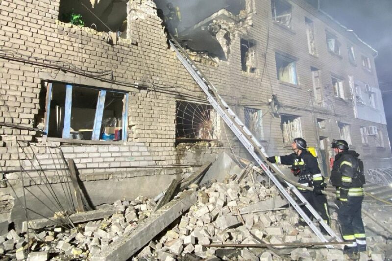 В Запоріжжі витягли з-під завалів людину
