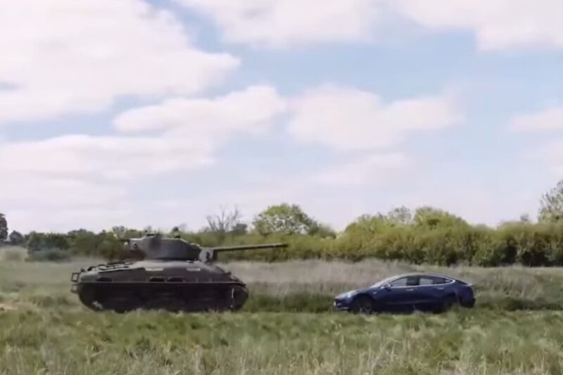 Ветеран Другої світової танком переїхав авто Tesla