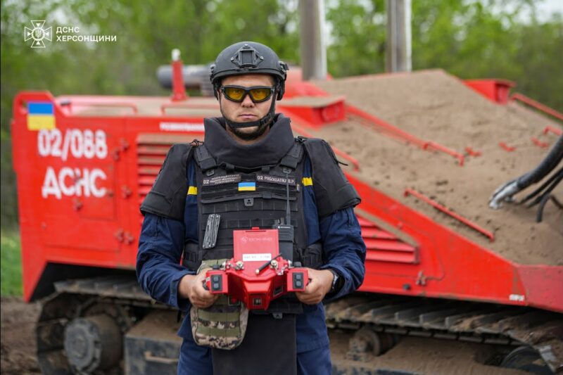 Сапери ДСНС продовжують розміновувати Херсонщину