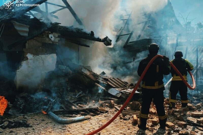 З’явилися фото наслідків обстрілів у Херсоні