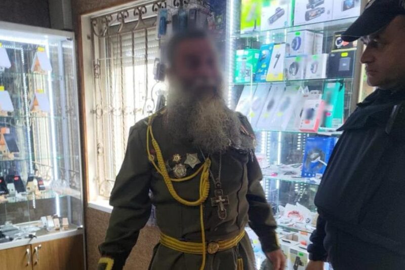 Затримано священника УПЦ МП, що вбрався в радянську форму