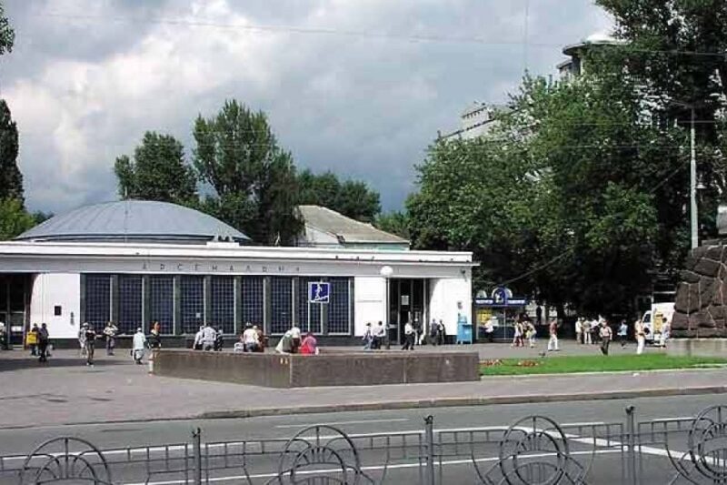 Біля метро в Києві виявили труп чоловіка