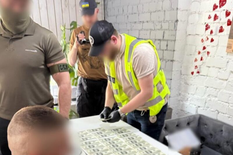 Фіктивний діагноз дружині: у Києві чиновник за гроші допоміг ухилянту