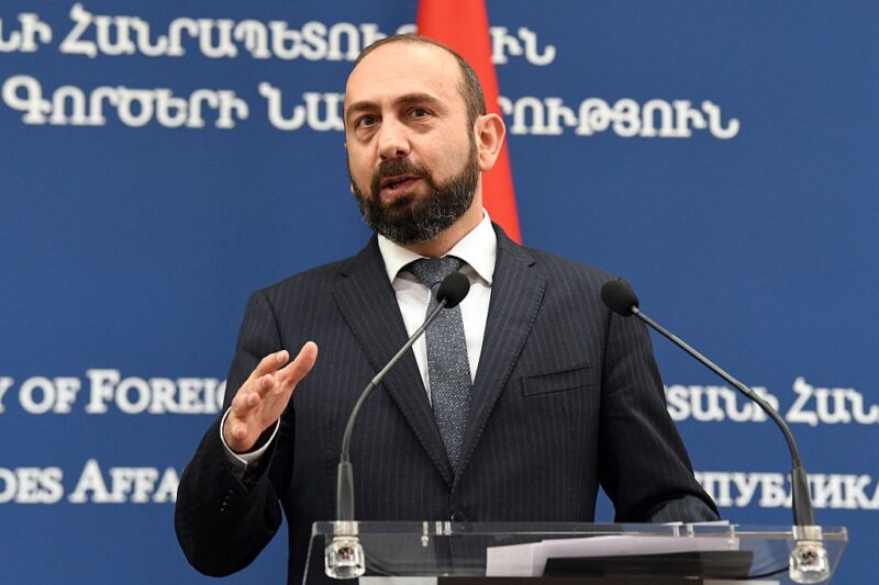 Глава МЗС Вірменії порадив Лаврову не втручатися у справи країни