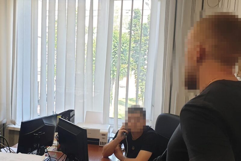 На Дніпропетровщині правоохоронець за гроші видаляв дані про ухилянтів