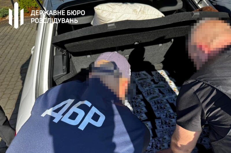 На Рівненщині посадовець вимагав побори з правоохоронців