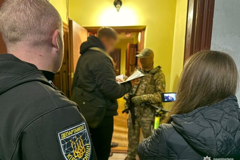 На Вінниччині шахрай викрав майже мільйон гривень у матері загиблого воїна