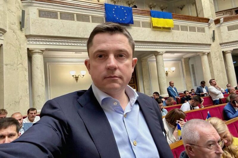 Народний депутат Довгий склав мандат
