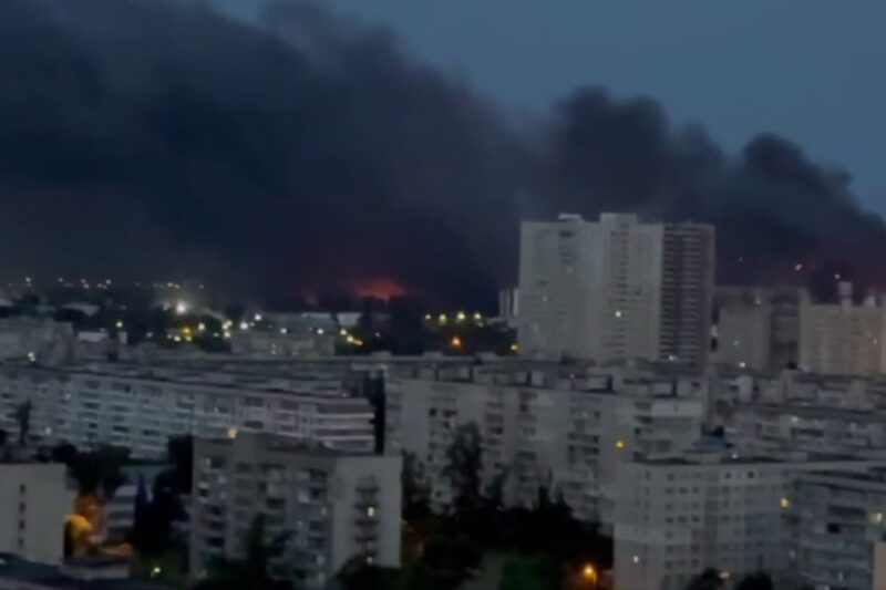 Небо у Києві затягло чорним димом