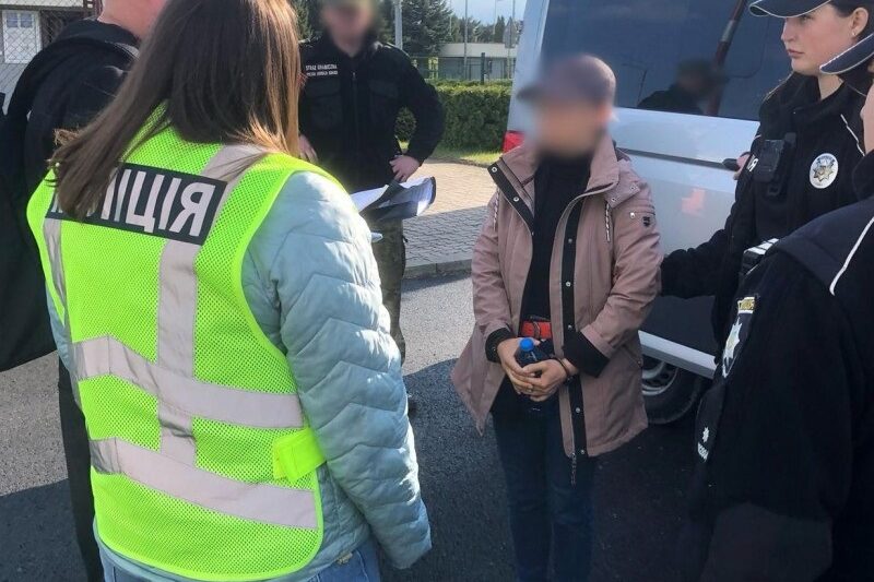 Підозрювану у незаконному переправленні мігрантів екстрадували з Німеччини