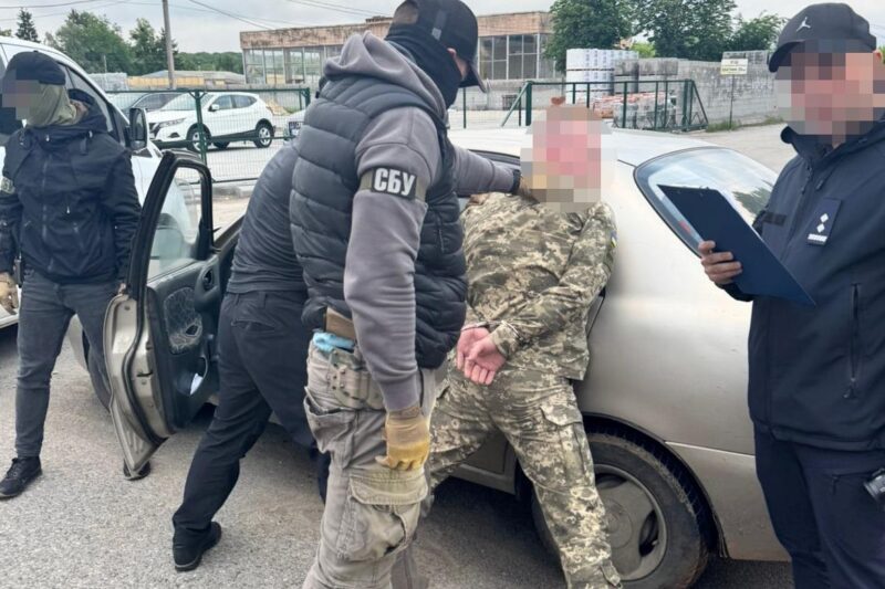 Правоохоронець намагався “вивезти” ухилянта на надувному матраці