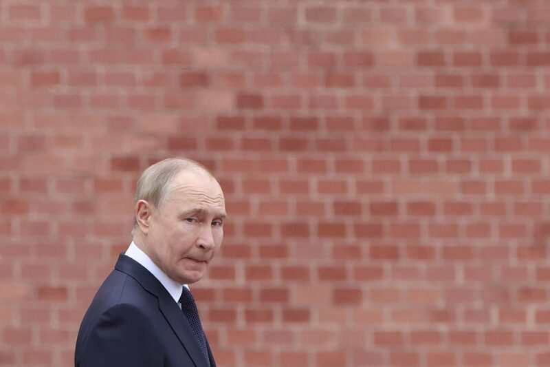 Путін анонсував скорочення військових витрат