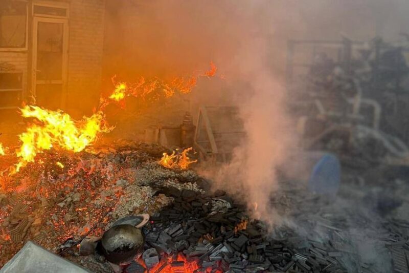 Росіяни обстріляли підприємство на Чернігівщині, виникла масштабна пожежа