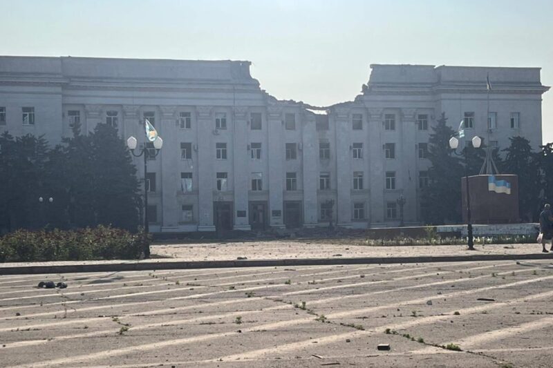 Росіяни зруйнували КАБами центр Херсона