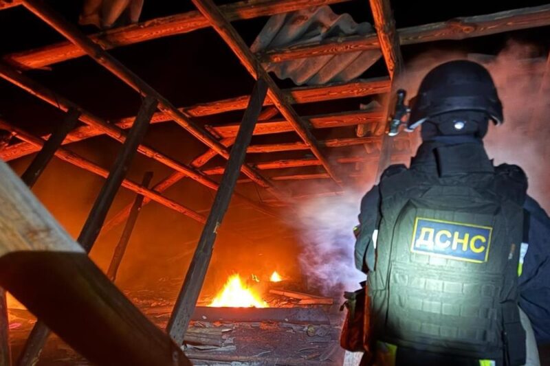 У Чернігові російський дрон впав біля багатоповерхівки