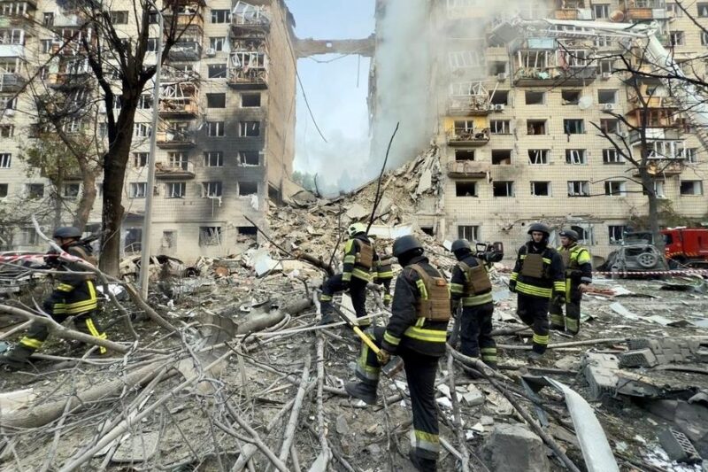 У Києві ракета РФ пробила дев’ять поверхів будинку