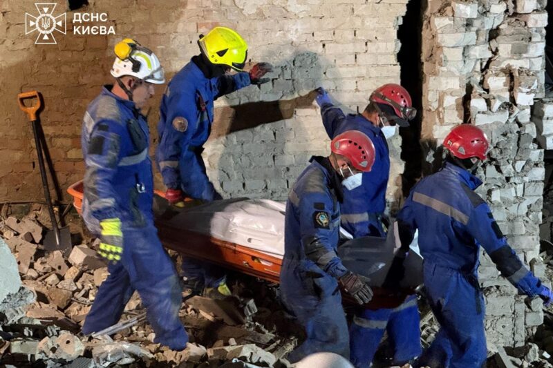 У Києві з-під завалів дістали тіла ще трьох людей