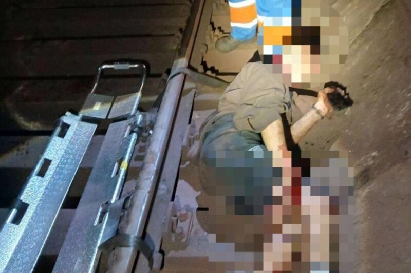 У метро Києва серйозно травмувався зачепер