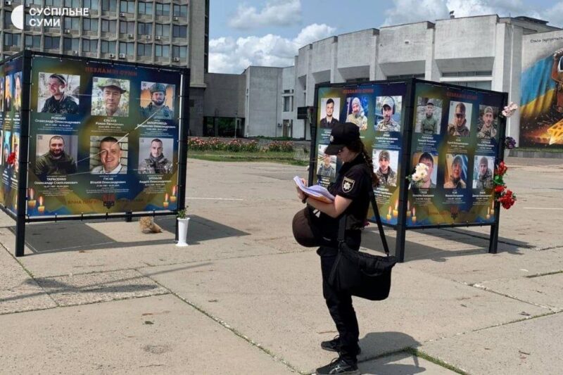 У Сумах на портретах загиблих воїнів вирізали Z