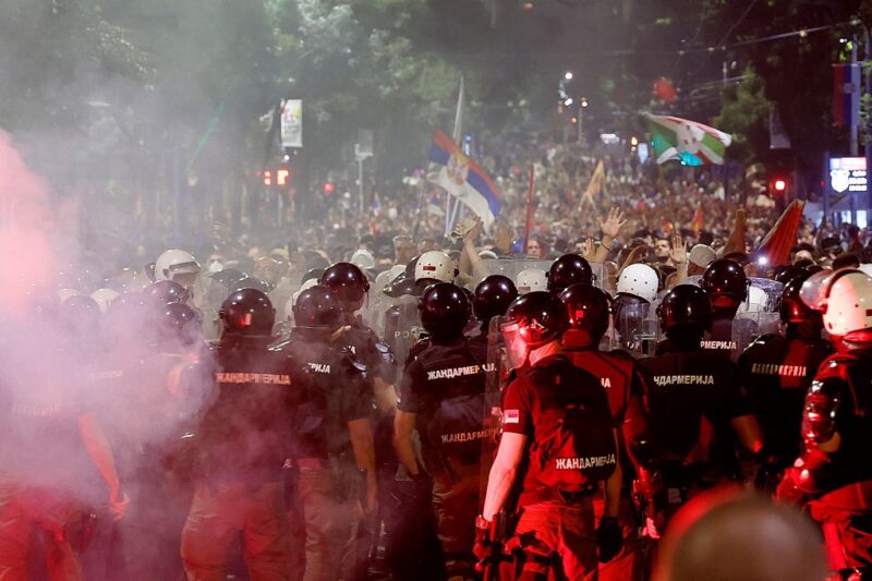 В Сербії спалахнули масові протести, що переросли в сутички