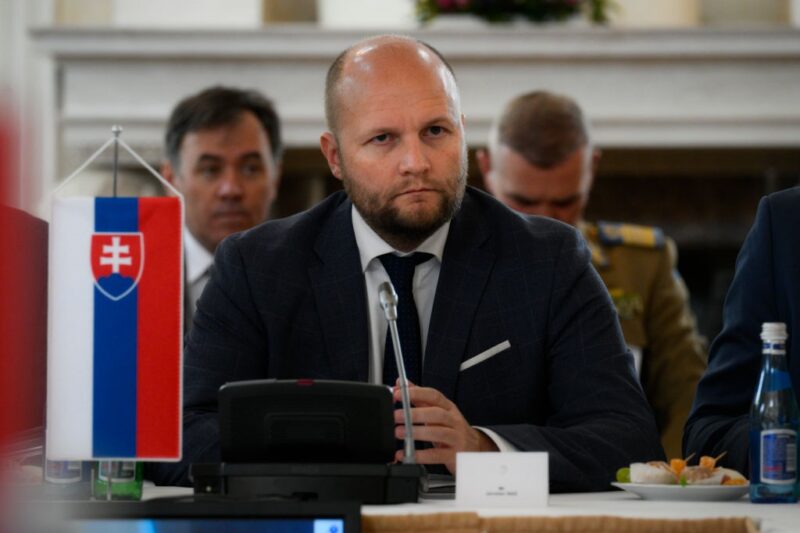 В Словаччині вирішили затримати екс-міністра через допомогу Україні