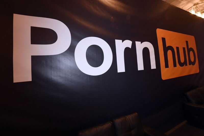 Влада Франції відповіла Pornhub на заяву щодо намірів покинути країну