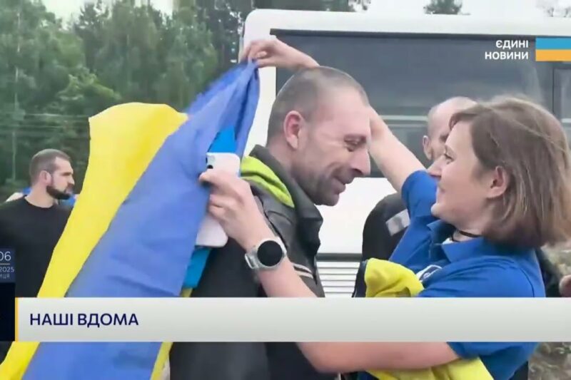 Сльози радості: емоційні кадри повернення українських героїв з полону