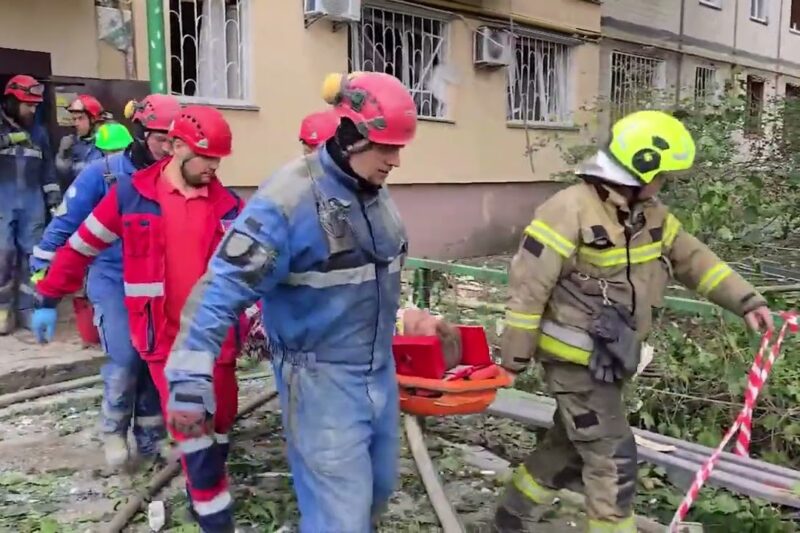 Рятувальники врятували чоловіка з-під завалів зруйнованого під’їзду в Києві