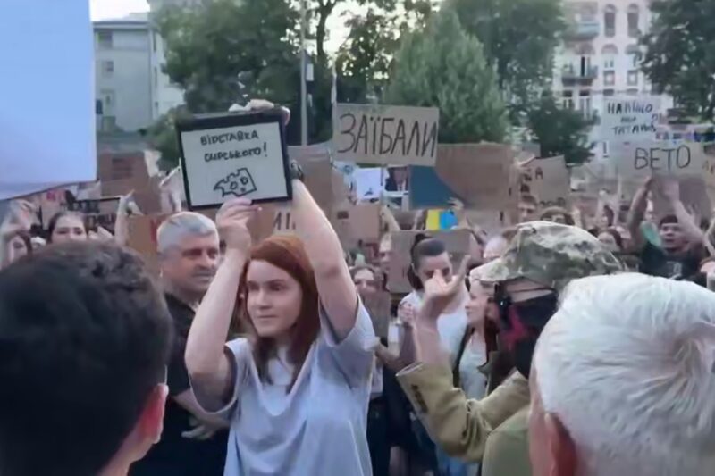 Безугла прийшла на протести у Києві