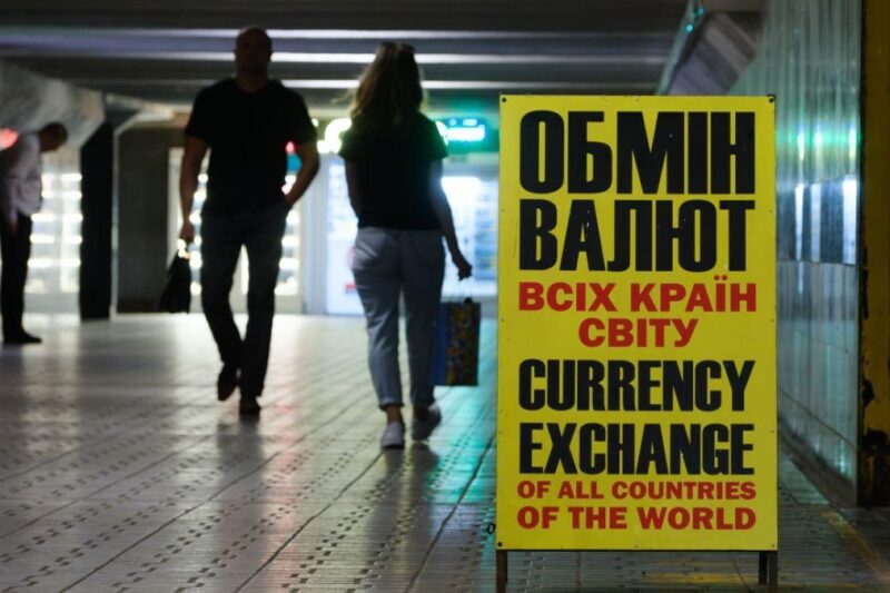 Долар і євро почали дешевшати в обмінних пунктах