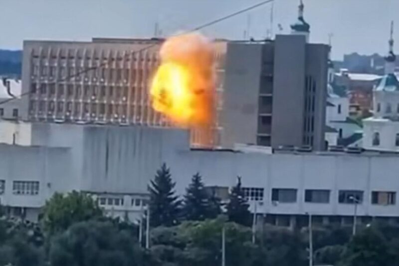 Дрон поцілив по будівлі ОВА в Сумах