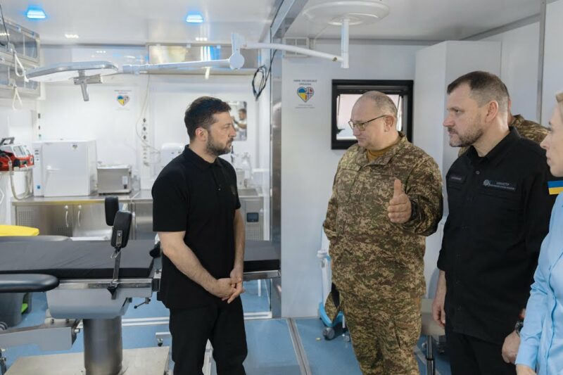 Володимир Зеленський подякував медикам за службу в умовах війни та відзначив лікарів системи МВС
