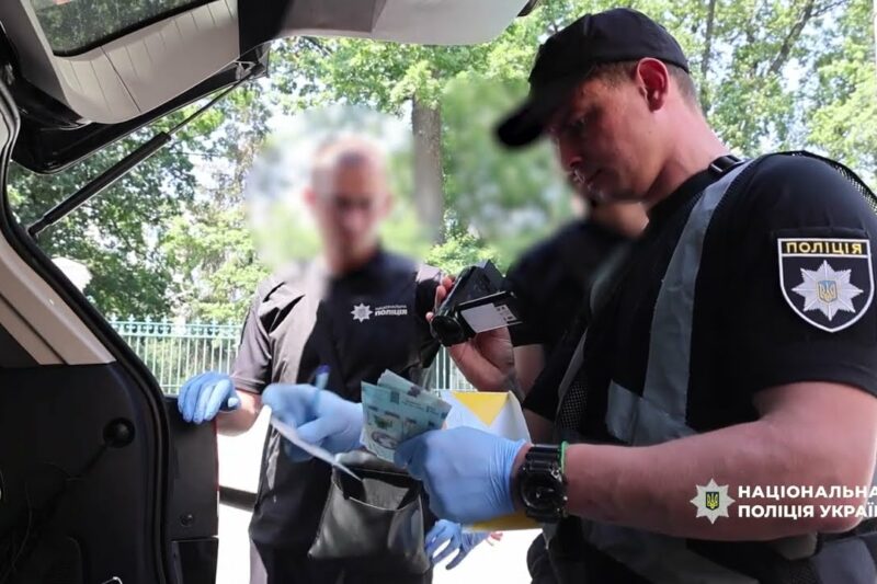 Нацполіція затримала родича посадовця ТЦК, який вимагав гроші у  дружини загиблого захисника