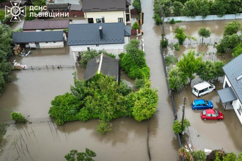 Із затоплених будинків біля Львава врятували вісьмох людей