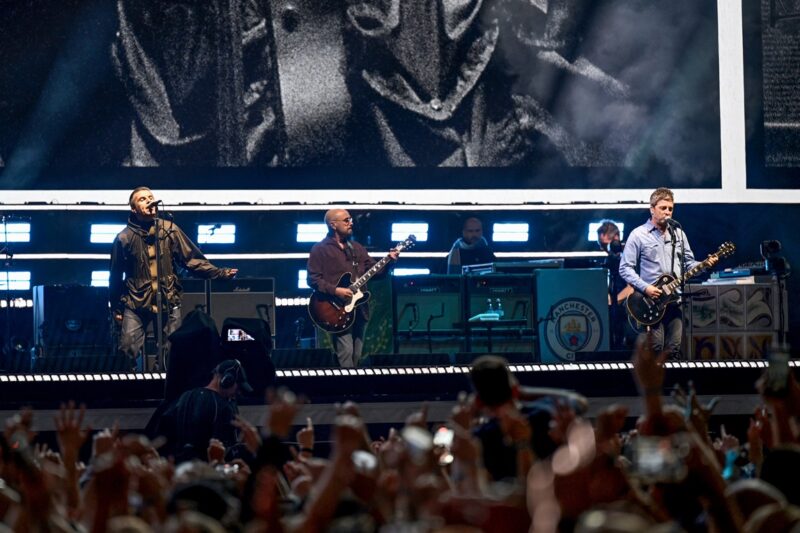 Легендарний гурт Oasis вперше за 16 років вийшов на сцену разом