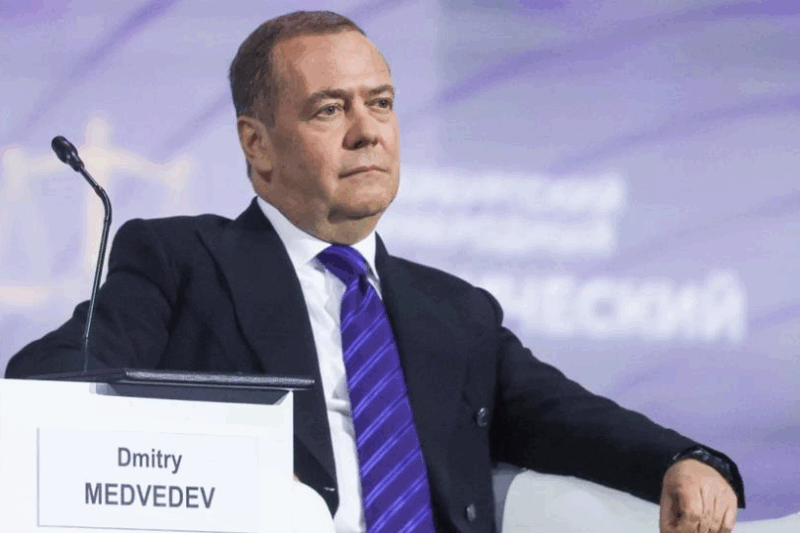 Медведєв “рекомендував” генсеку НАТО вчити російську та згадав про Сибір