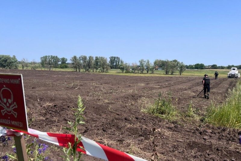 На Херсонщині росіяни скинули вибухівку на комбайн, є постраждалий – ОВА