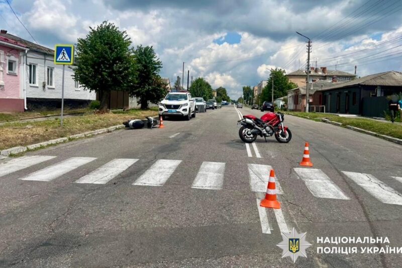 На Київщині бабця-пілот мопеду збила мотоцикліста