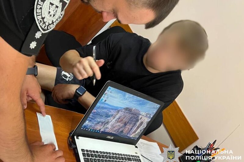 На Львівщині батько вчергове посадив за кермо 8-річну доньку