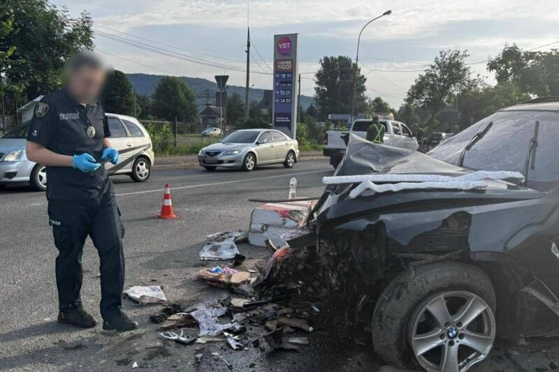 На Закарпатті BMW влетіла в пункт контролю, загинув прикордонник