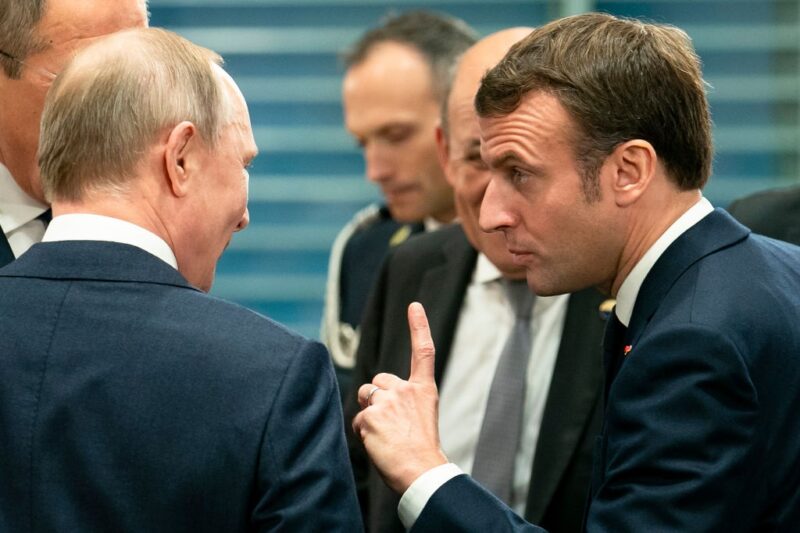 Путін та Макрон провели телефонну розмову – Кремль